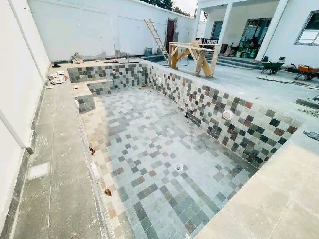 Piscine en cours de finition — chantier AEC